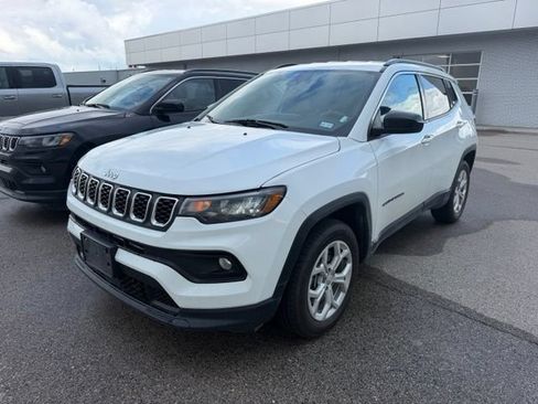 Used 2024 Jeep Compass Latitude AWD/4WD image 3