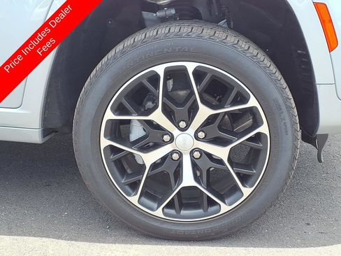 Used 2023 Jeep Grand Cherokee Summit AWD/4WD image 9