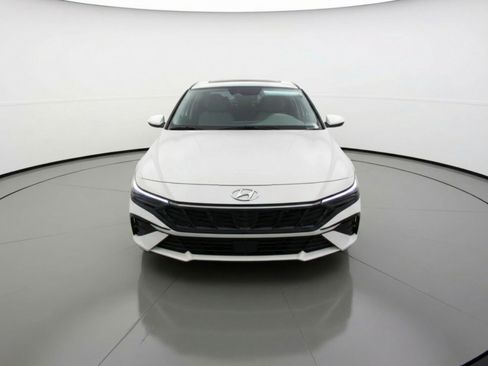 Used 2025 Hyundai Elantra SEL image 2