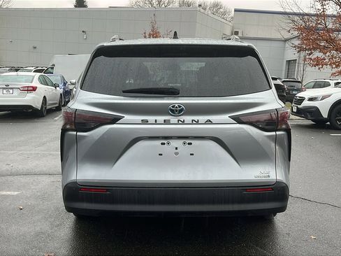 Used 2024 Toyota Sienna XLE image 6