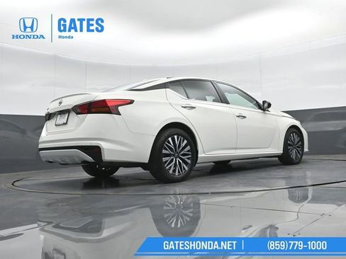 Used 2025 Nissan Altima 2.5 SV FWD image 34