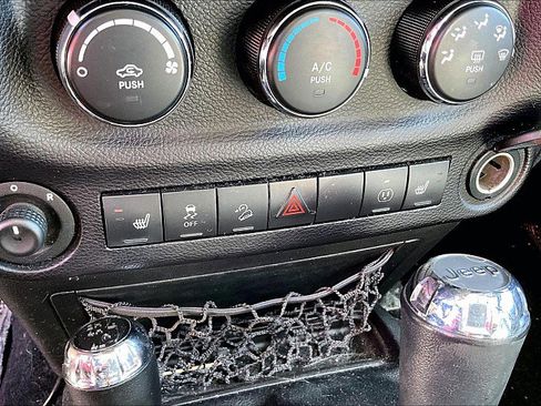 Used 2015 Jeep Wrangler Unlimited Sahara w/ Connectivity Group image 16