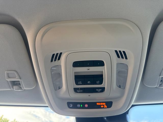Used 2023 Buick Envision Avenir AWD/4WD image 32