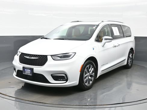 Used 2022 Chrysler Pacifica Pinnacle FWD image 1