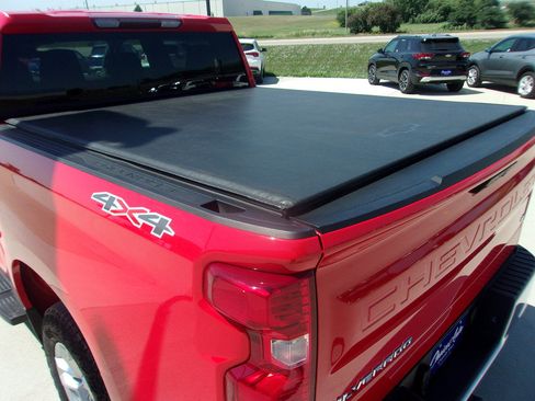 Used 2023 Chevrolet Silverado 1500 LT AWD/4WD image 9