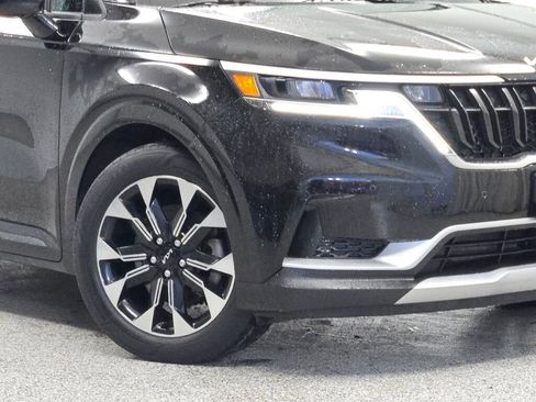 Used 2024 Kia Carnival EX image 3