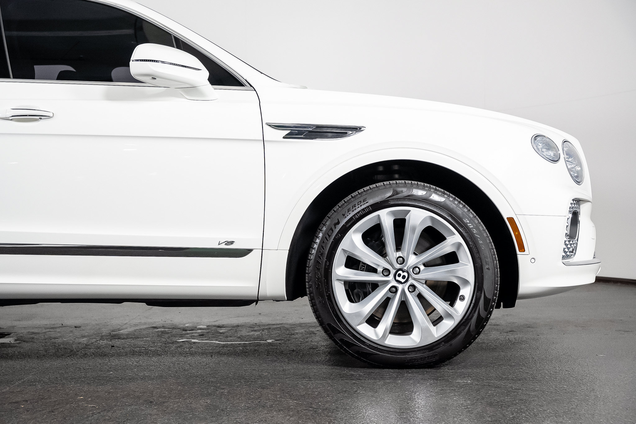 Used 2022 Bentley Bentayga AWD/4WD image 33