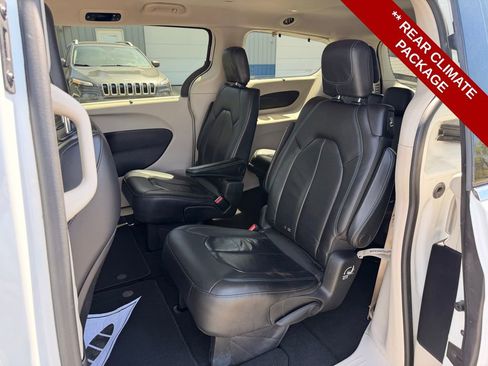 Used 2021 Chrysler Pacifica Touring-L FWD image 14