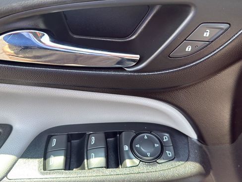Used 2018 Chevrolet Equinox LS w/ LPO, Protection Package FWD image 11