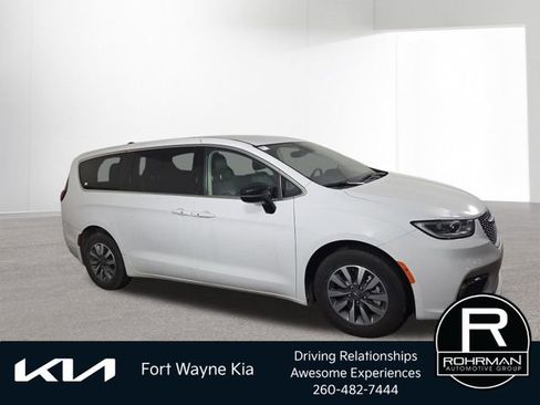 Used 2024 Chrysler Pacifica Limited FWD image 5