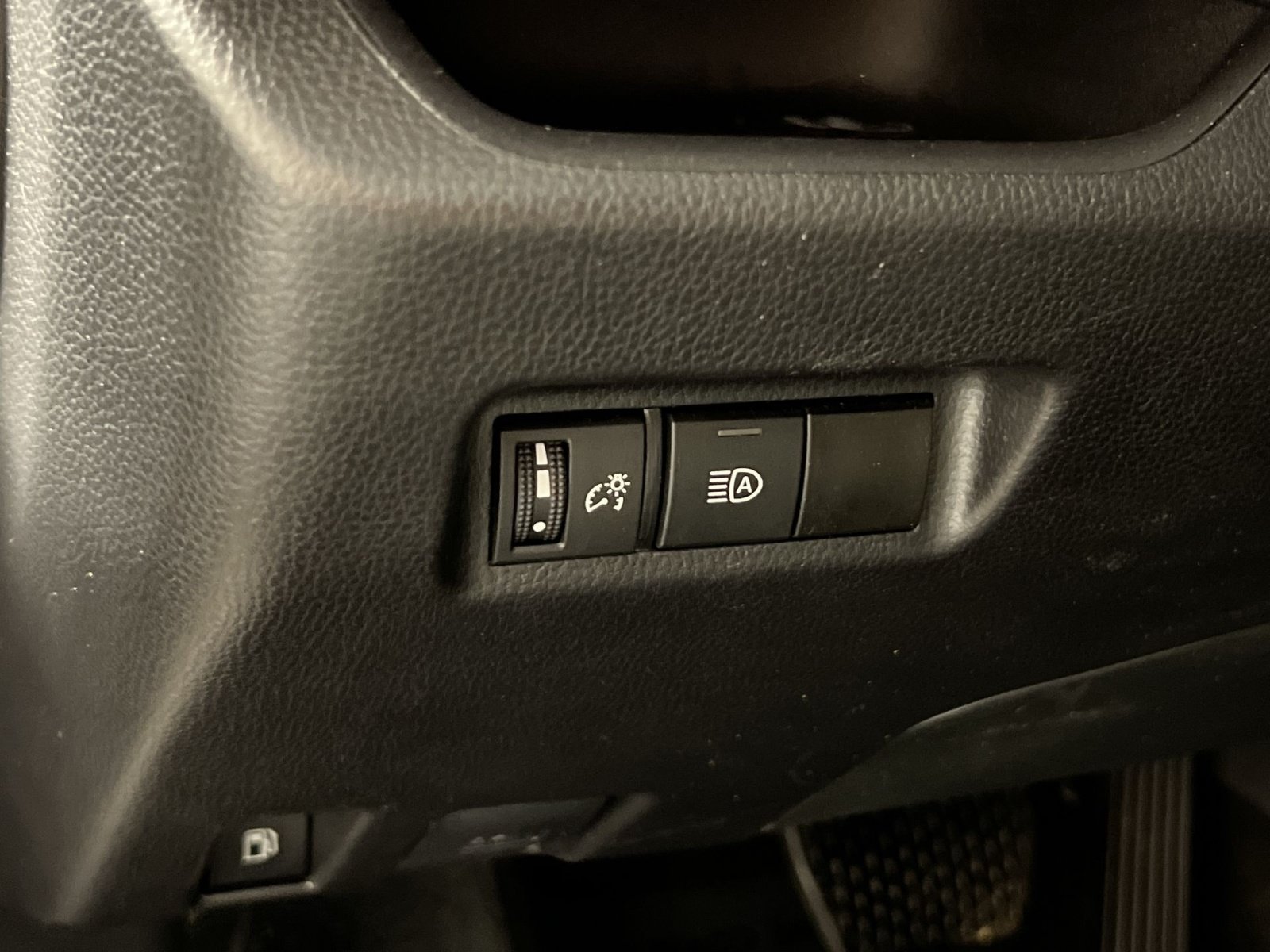 Used 2025 Toyota RAV4 XLE AWD/4WD image 31