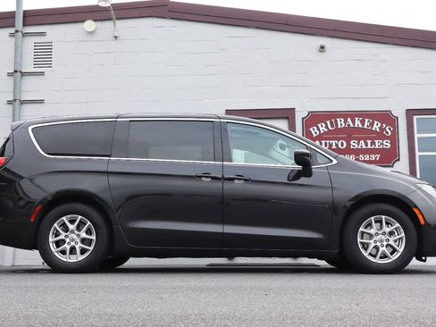Used 2023 Chrysler Voyager LX FWD image 7