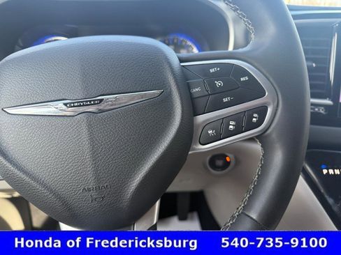 Used 2023 Chrysler Pacifica Touring-L image 19