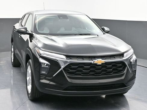 Certified 2025 Chevrolet Trax LS w/ LS Convenience Package image 2
