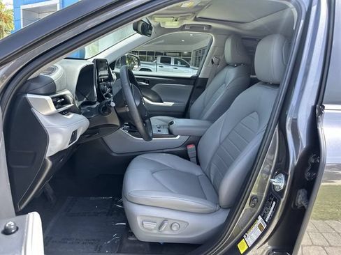 Used 2024 Toyota Highlander XLE FWD image 30