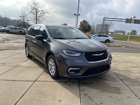 Used 2023 Chrysler Pacifica Touring-L image 2