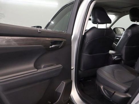 Used 2024 Toyota Highlander Limited image 29