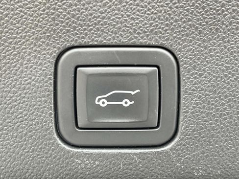 Used 2023 Chevrolet Suburban Premier image 24