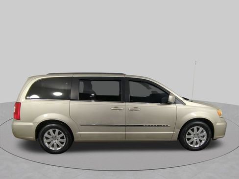 Used 2013 Chrysler Town & Country Touring FWD image 38