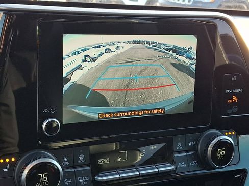 Used 2023 Toyota Highlander XLE image 18