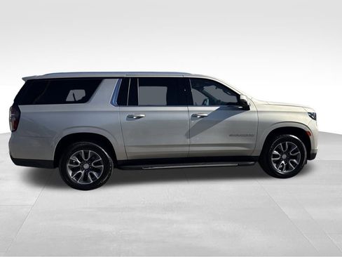 Used 2022 Chevrolet Suburban LT w/ LT Signature Package image 9