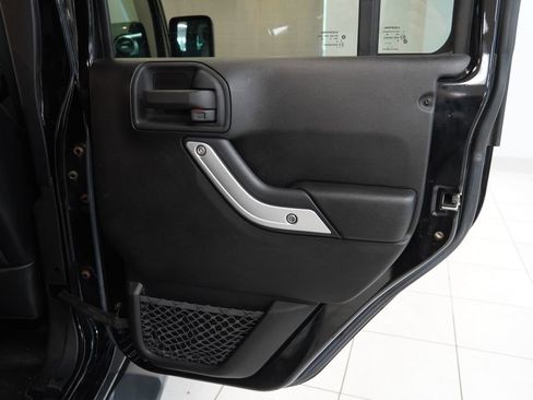 Used 2014 Jeep Wrangler Unlimited Sahara w/ Connectivity Group AWD/4WD image 28
