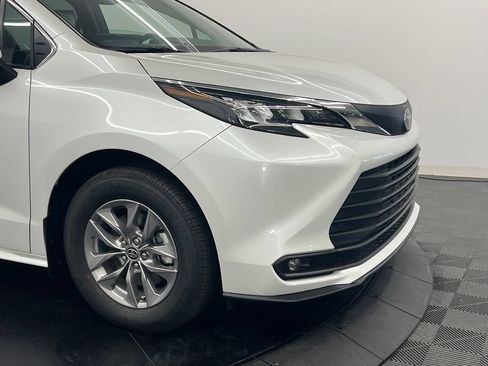 Used 2026 Toyota Sienna XLE FWD image 5