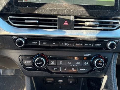 Used 2022 Kia Niro Touring Special Edition image 26