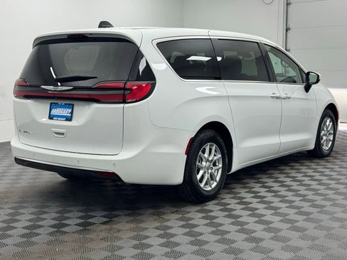Used 2023 Chrysler Pacifica Touring-L FWD image 7