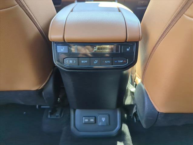 Used 2025 Toyota Highlander Platinum AWD/4WD image 22