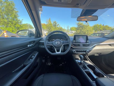 Used 2025 Nissan Altima 2.5 SV FWD image 34
