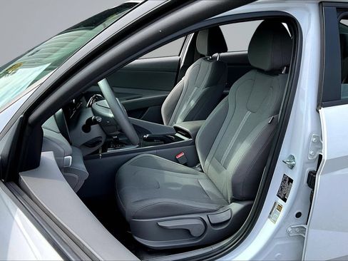 Used 2025 Hyundai Elantra SE FWD image 18