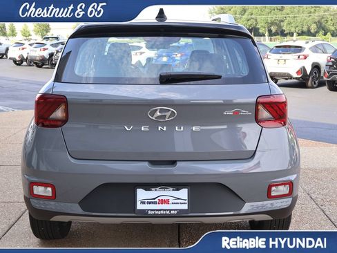 Used 2022 Hyundai Venue Limited FWD image 5