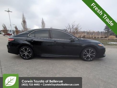 Used 2018 Toyota Camry SE image 2