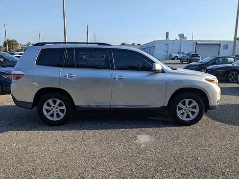 Used 2013 Toyota Highlander Plus FWD image 3