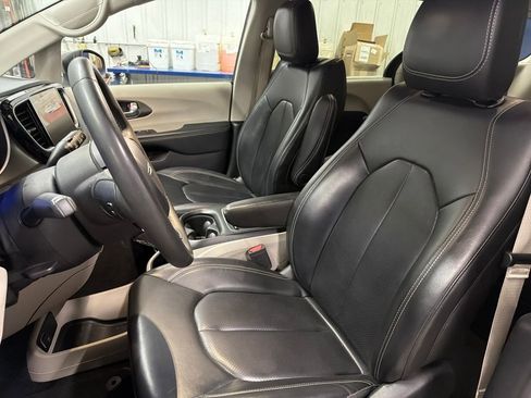 Used 2023 Chrysler Pacifica Touring-L image 14
