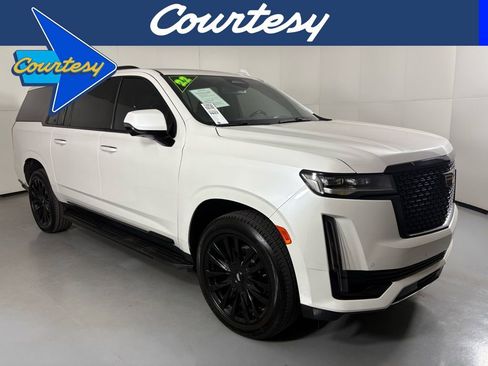 Used 2022 Cadillac Escalade ESV Luxury image 1