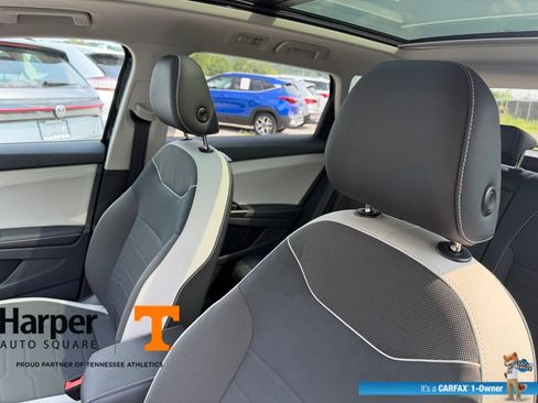 Used 2025 Volkswagen Taos SE w/ Panoramic Sunroof Package FWD image 11