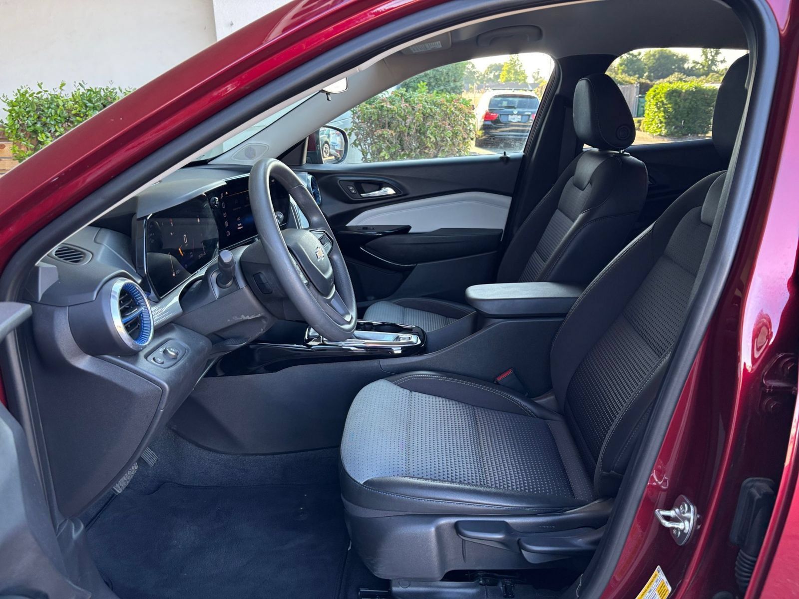Used 2025 Chevrolet Trax LT FWD image 26