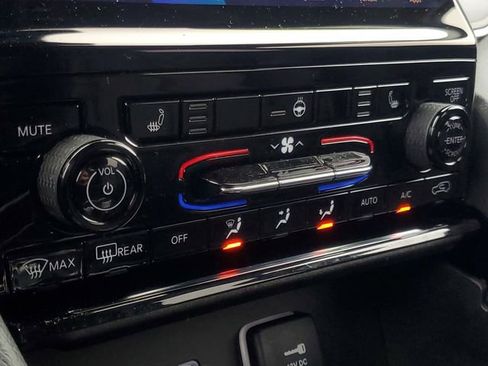 Used 2023 Jeep Grand Cherokee Limited image 29