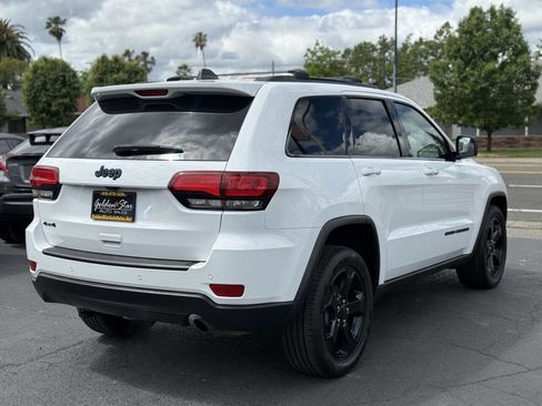 Used 2018 Jeep Grand Cherokee Laredo image 3
