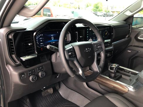 Used 2025 Chevrolet Silverado 1500 LT Trail Boss w/ Convenience Package II AWD/4WD image 16