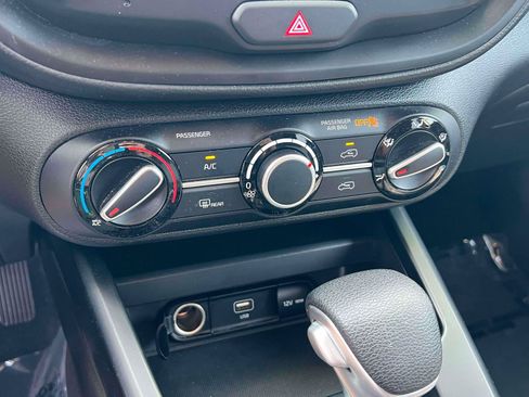 Used 2025 Kia Soul LX w/ LX Technology Package FWD image 12