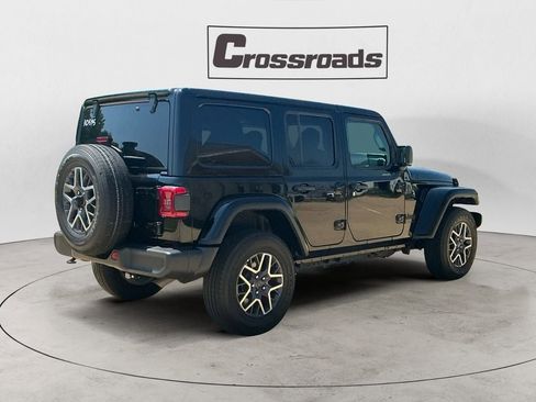 Used 2025 Jeep Wrangler Unlimited Sahara AWD/4WD image 5