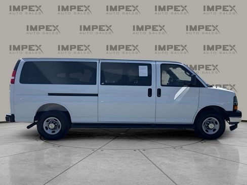 Used 2025 Chevrolet Express 3500 LT w/ LT Preferred Equipment Group RWD image 6