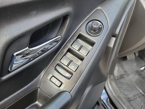 Used 2022 Chevrolet Trax LT w/ Midnight Edition image 23