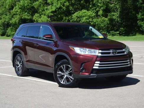 Used 2019 Toyota Highlander LE FWD image 1