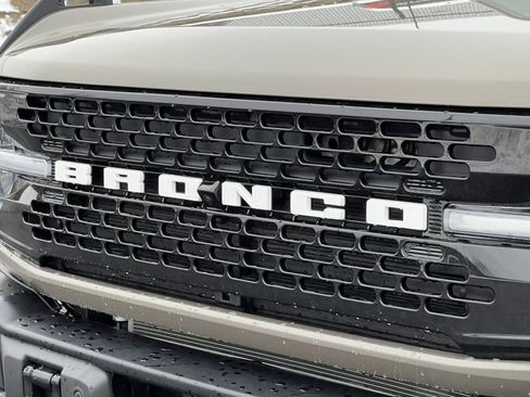 Used 2025 Ford Bronco Badlands image 39