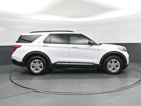 Used 2023 Ford Explorer XLT image 2