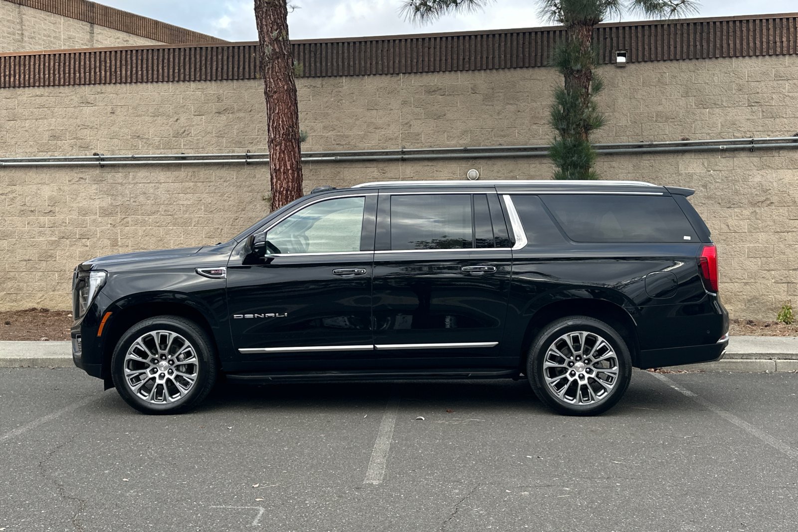Used 2025 GMC Yukon XL Denali AWD/4WD image 6